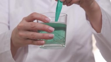 Ortadont 'ta güzel bir gülümseme için bebek çene düzelticileri. Dişçide sağlıklı ve temiz bir gülümseme için diş kayıtlarının hijyeni. Temiz bir bardak suda farklı bir ilaç. Anti mikrobik hap.