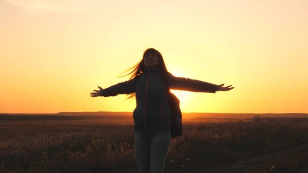 Niña feliz adolescente cerró sus ojos sueño. adolescente quiere un sueño hecho realidad retrato al atardecer. mujer hija silueta sueño de una infancia feliz. cara libre hermana ojos cerrados —  Fotos de Stock