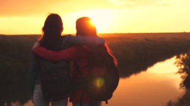 Sırt çantalı arkadaşlar şafakta sarılırlar. Güzel kızlar sabah güneşle yüksek bir dağda buluşur ve uzaklığa bakarlar. Kadın gezginler macera arıyor. Kamp gezisindeki bir adam.