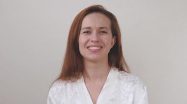 Uzakta görüntülü konuşma yapan mutlu kadın. Sanal bir online toplantı sırasında kameraya bakarken gülümseyen ve gülen genç bir kız. Bir Webinar konferansını dinle. Bilgisayarını göster