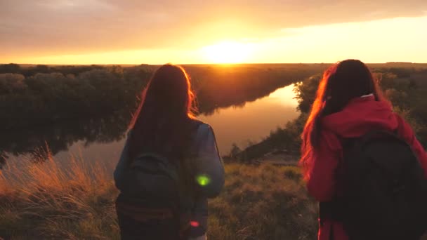 Trabajo en equipo de mujeres viajeras felices al atardecer en el cielo. Aplaude y ríe en un viaje de campamento. Conquistar nuevos lugares juntos. Relajarse los fines de semana con su novia al amanecer en el — Vídeos de Stock