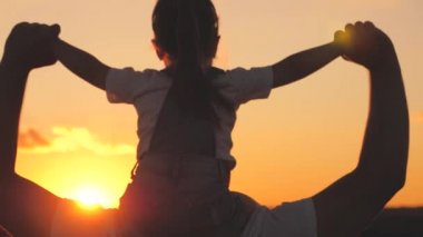 Mutlu baba, gün batımında elleri havada, omuzlarında küçük bir çocuk taşıyor. Babalar Günü. Ailesinin hayalleri olan bir çocuk şafak vakti arka planda uçmayı hayal ediyor. Aile hayatı