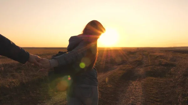 Gelukkig lachend meisje loopt bij zonsondergang en lacht. Het is leuk om samen te reizen. Kamperen. Zoek naar avontuurlijke reizen. Liefde voor natuur en leven. Geniet en adem frisse lucht in. Avond sportieve wandelingen park — Stockfoto