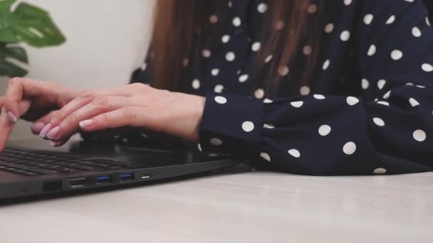 Női kéz az üzletasszony professzionális felhasználó munkavállaló gépelés laptop notebook billentyűzet ülni otthon irodai íróasztal dolgozik online PC szoftver alkalmazások technológiai koncepció, közelkép oldalnézet — Stock videók