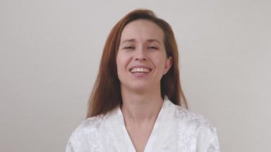 Uzakta görüntülü konuşma yapan mutlu kadın. Sanal bir online toplantı sırasında kameraya bakarken gülümseyen ve gülen genç bir kız. Bir Webinar konferansını dinle. Bilgisayarını göster