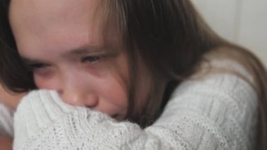 Genç bir çocuk ağlıyor ve gözyaşları yanaklarından akıyor. Kız, vücuttaki hormonal değişimlerden dolayı üzgün. Akranları ve aileleriyle yaşadığı sorunlardan dolayı çocuklar gergin. Yaşam tarzı ruh ağlaması. Korku ve