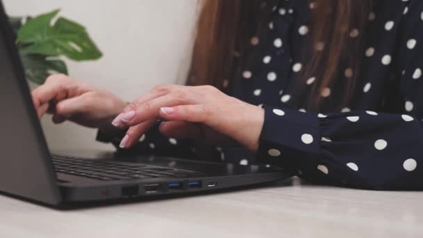 Ділова студентка коледжу університету, використовуючи ноутбук за столом, жіночі руки друкують на клавіатурі ноутбука, вивчаючи роботу з технологіями комп'ютера онлайн-освіти на столі, крупним планом — стокове відео