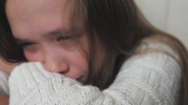 Genç bir çocuk ağlıyor ve gözyaşları yanaklarından akıyor. Kız, vücuttaki hormonal değişimlerden dolayı üzgün. Akranları ve aileleriyle yaşadığı sorunlardan dolayı çocuklar gergin. Yaşam tarzı ruh ağlaması. Korku ve
