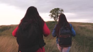 Sırt çantalı kızlar dağlara tırmanıp yürüyüş yaparken birbirlerine yardım ederler. Kadınlar hafta sonunu engelleri aşmak için doğada seyahat ederek geçirirler. Takım çalışması. Arkadaşlar macera arıyor.
