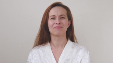 Uzakta görüntülü konuşma yapan mutlu kadın. Sanal bir online toplantı sırasında kameraya bakarken gülümseyen ve gülen genç bir kız. Bir Webinar konferansını dinle. Bilgisayarını göster