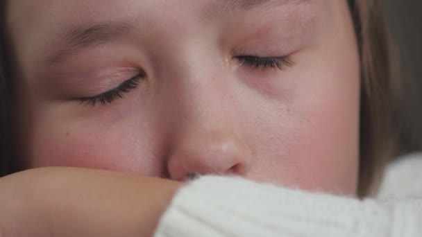 La niña está llorando en la habitación sentada a la mesa y las lágrimas brotan de sus ojos. La edad de transición de los adolescentes y la psique desequilibrada del niño. Las experiencias y fracasos de la — Vídeo de stock