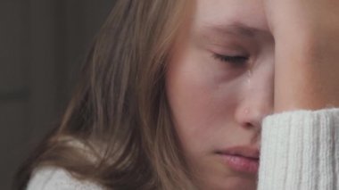 Genç, vücuttaki hormonal bozulmanın arka planına karşı bir deneyim yaşıyor. Aile hayatındaki sorunlar ve okuldaki sorunlar çocukların gelişmemiş zihinsel sinir sistemlerine baskı yapıyor.