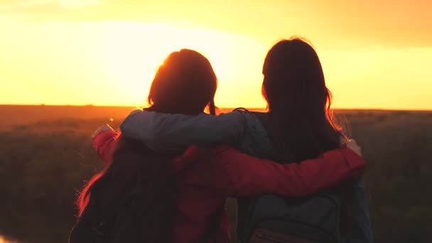空の日没時に肩にリュックサックを背負った女性旅行者。キャンプ旅行の若い女の子は公園を歩いて冒険を探しています。ロマンチックな人々のための夜明けを満たすために愛。頼むよ — ストック動画