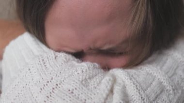 Genç bir çocuk ağlıyor ve gözyaşları yanaklarından akıyor. Kız, vücuttaki hormonal değişimlerden dolayı üzgün. Akranlar ve ebeveynlerle olan sorunlardan dolayı çocukların gerginliği. Yaşam tarzı ruh ağlaması. Korku ve