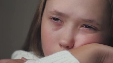 Genç bir çocuk ağlıyor ve gözyaşları yanaklarından akıyor. Kız, vücuttaki hormonal değişimlerden dolayı üzgün. Akranları ve aileleriyle yaşadığı sorunlardan dolayı çocuklar gergin. Yaşam tarzı ruh ağlaması. Korku ve