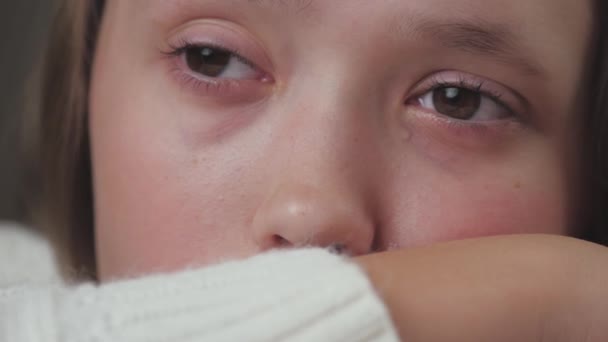 Nastolatka płacze i łzy spływają jej po policzkach. Dziecko jest zdenerwowane z powodu zmian hormonalnych w organizmie. Dzieci denerwują się z powodu problemów z rówieśnikami i rodzicami. Styl życia duszy płacze. Strach i — Wideo stockowe