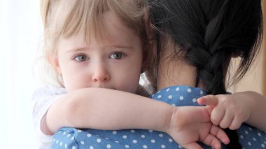 Küçük bir çocuk annesinin boynuna sarılır ve sakinleşir, çocuğun ruh hali annenin yanında daha iyi olur, anne ile bebek arasındaki iletişim anlayış ve sevgi için, dadı başa çıkar.