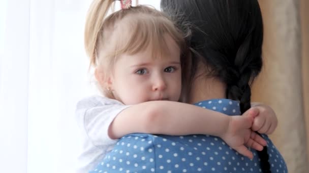 Un petit enfant étreint la mère par le cou et se calme, l'humeur des enfants devient meilleure à côté de la mère, la communication entre le parent et le bébé pour la compréhension et l'amour, la nounou fait face — Video