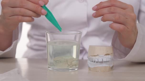 Dokter ortodontis menunjukkan cara mencuci piring anak dengan benar dengan sikat gigi. Teknologi modern di klinik gigi untuk mengoreksi gigitan pada remaja. Untuk senyum sehat yang indah dan bahkan anak — Stok Video