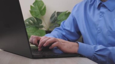 Bir adam dizüstü bilgisayar klavyesinde daktilo yazarken, ev işi serbest yazar, karantinada online uzaktan kumanda işi yaparken, bir iş adamı bilgisayarda önemli bir plan gerçekleştiriyor, yakın plan bir iş adamı.