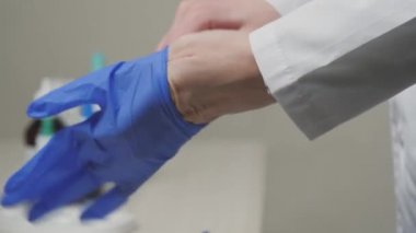 Doktor, iş gününden önce koruyucu eldiven, maske ve gözlük takar, doktorları çeşitli hastalıklardan ve enfeksiyonlardan korur, ellerini kapar, ameliyata hazırlanır, koronavirüs olur.