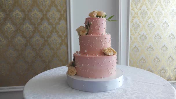 Sahne-Rose, Butter auf einem schönen süßen Kuchen. Kalorienreiche Kohlenhydrate. Kalorienreiche, fetthaltige Lebensmittel. Snack gegen Stress. Dessert für die Festtafel. Nahaufnahme — Stockvideo