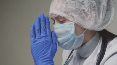 Bir doktor dua eder, beyaz önlüklü bir sağlık görevlisi, mavi eldivenli, kepli ve maskeli bir doktor Tanrı 'dan yardım ister, bir hemşire hastanede çalışırken üzülür, bir doktor hastaların sağlığı hakkında endişelenir, yorgunluk ve