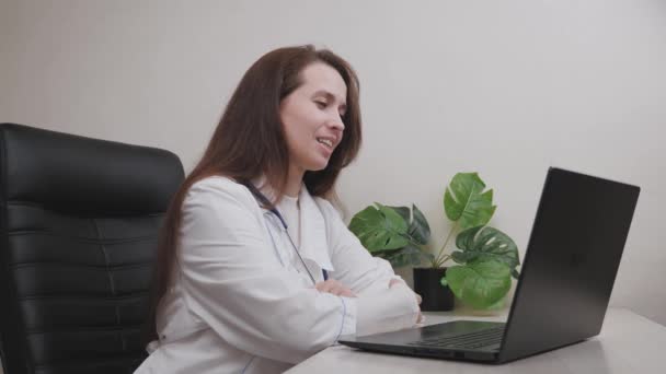 Спілкування з лікарем через веб-камеру електронного ноутбука, лікування та консультація лікаря онлайн, комп'ютерні технології в роботі медицини, концепція життя — стокове відео