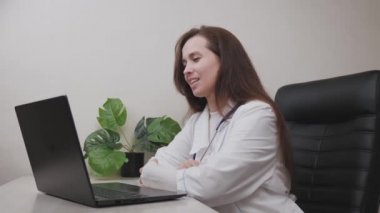 Elektronik laptop uygulaması, çevrimiçi bir doktorun tedavi ve konsültasyonu, tıp alanındaki bilgisayar teknolojisi, yaşam konsepti aracılığıyla doktorla iletişim