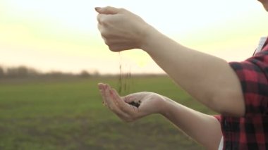 Tarımcı toprağın besin değerini kontrol eder, gübrelenmiş ve sürülmüş tarlalar, çiftçi açık havada çalışır, kırsalda yaşayan bir çiftçinin yaşamı, 4K