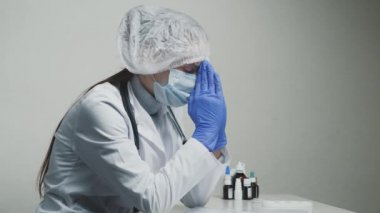 Bir doktor dua eder, beyaz önlüklü bir sağlık görevlisi, mavi eldivenli, kepli ve maskeli bir doktor Tanrı 'dan yardım ister, bir hemşire hastanede çalışırken üzülür, bir doktor hastaların sağlığı hakkında endişelenir, yorgunluk ve