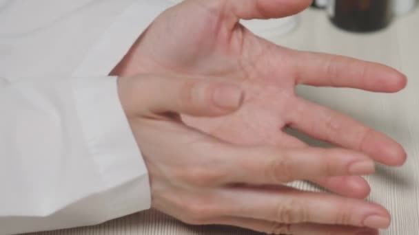 Mains d'une personne qui connaît un gros plan, les services médicaux dans une clinique de santé, un patient avant une opération a peur pour son bien-être, une main de médecins dans des gants de protection bleus, le concept — Video