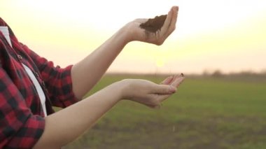 Tarımcı toprağın besin değerini kontrol eder, gübrelenmiş ve sürülmüş tarlalar, çiftçi açık havada çalışır, kırsalda yaşayan bir çiftçinin yaşamı, 4K