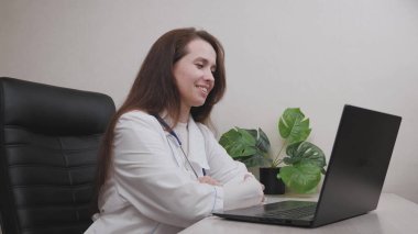 Elektronik laptop uygulaması, çevrimiçi bir doktorun tedavi ve konsültasyonu, tıp alanındaki bilgisayar teknolojisi, yaşam konsepti aracılığıyla doktorla iletişim