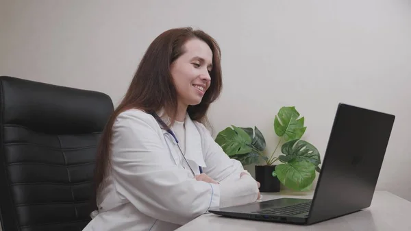 Elektronik laptop uygulaması, çevrimiçi bir doktorun tedavi ve konsültasyonu, tıp alanındaki bilgisayar teknolojisi, yaşam konsepti aracılığıyla doktorla iletişim
