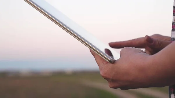Tarladaki tarım teknolojisi ipad tarımsal kontrol kesinliği tarım tarım tarım tarım tarım iPad ekili soya tarlasında, modern teknolojiyi tarımsal faaliyete, seçici odaklanma