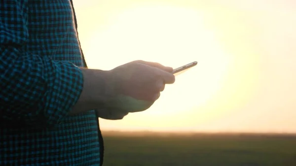 Agribusiness-Technologie auf dem Feld ipad landwirtschaftliche Steuerung Präzisionslandwirtschaft Farmer ipad auf kultiviertem Sojabohnenfeld, Anwendung moderner Technologie in der landwirtschaftlichen Tätigkeit, selektiver Fokus — Stockfoto