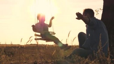Baba küçük kızını güneşin parlaklığında sallıyor, baba ve çocuk gün batımında samlet oynuyor, havada süzülüyor ve oyunda uçuyor, adam şafağı çocukla selamlıyor, aile hayatı kavramını geziyor.