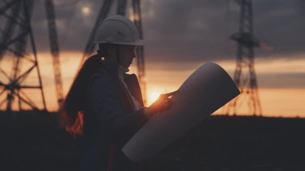 Elektrische Silhouette Arbeiter Ingenieur ein Arbeiten mit digitalem Tablet, Strom in der Nähe von Turm mit Strom. Energiewirtschaft Technologie Branchenkonzept. Elektrotechniker studiert Lesen am Tablet — Stockvideo