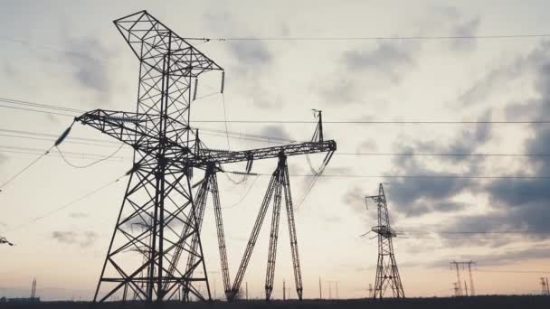 Central eléctrica de alto voltaje. Amplio ángulo, subestación de alto voltaje con pilones altos y cables de distribución de voltaje. Estación de transformación y central eléctrica — Vídeos de Stock