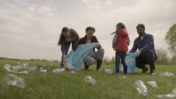 ゴミ収集ボランティアチームワーク。子供グループ幸せな家族はゴミプラスチックごみのゴミ箱を収集します。環境幸せな家族生態学チームワークボランティア意識汚染 — ストック動画