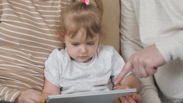 Dziecko z rodzicami jest zaangażowany online poprzez aplikację gadżet, nowoczesne nauczanie dzieci, rozwój pamięci, uwagę poprzez czujnik tabletu, badania biznesowe — Wideo stockowe