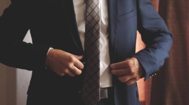 Kravatlı ve ceketli bir iş adamı sabah işe gidecek. Kariyer gelişimi ve gelişimi. İşletme müdürü. Kendine çeki düzen ver ve insanlarla anlaşmak için düzgün ol. Yakın plan.