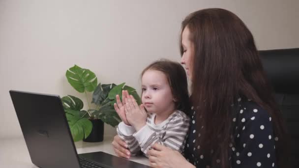 Mãe se queixa ao médico on-line sobre uma tosse infantil pequena, a prestação de serviços médicos para um pediatra através de comunicação por vídeo, vivendo em isolamento e trabalhando como freelancer — Vídeo de Stock