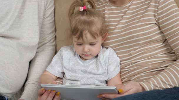 Een kind met zijn ouders is online bezig door middel van de gadget applicatie, modern onderwijs van kinderen, de ontwikkeling van het geheugen, aandacht via de tablet sensor, business studies — Stockvideo