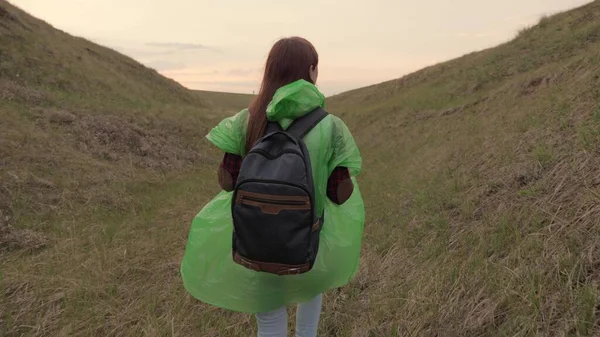 Chica hipster activa feliz con mochila en su viaje de vuelta en hermoso valle la puesta de sol, mujer milenaria en el campo verde, viajes de senderismo, sendero, fin de semana de recreación al aire libre —  Fotos de Stock