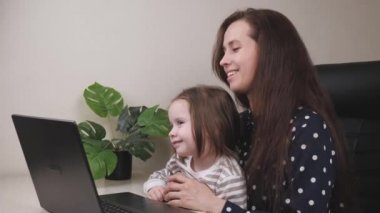Annem internetten doktora küçük bir çocuk öksürüğünden, video iletişimi yoluyla çocuk doktoruna tıbbi hizmetler sağlanmasından, tecrit altında yaşamaktan ve serbest olarak çalışmaktan şikayetçi.