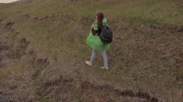 Gelukkig actief hipster meisje met rugzak op haar rug reizen in prachtige vallei de zonsondergang, duizendjarige vrouw op groen veld, wandelen reizen, wandelpad, outdoor recreatie weekend — Stockvideo