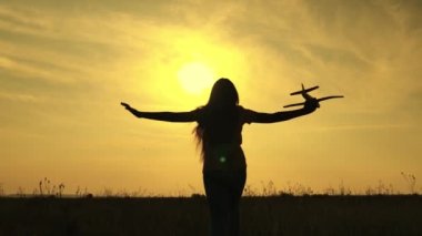 Çocuk güneşe doğru uçan bir uçağın pilotu olmayı hayal eder, çocuk gün batımına doğru koşar, doğada koşmayı sever, kız açık havada oynar, oyun oynamanın özgürlüğünü hisseder.