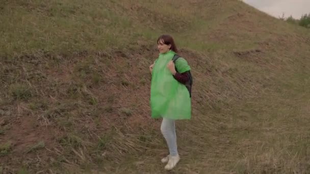 Happy active hipster girl with backpack on her back travel in beautiful valley the sunset, millennial woman on green field, hiking travel, hiking trail, outdoor recreation weekend — Stock Video